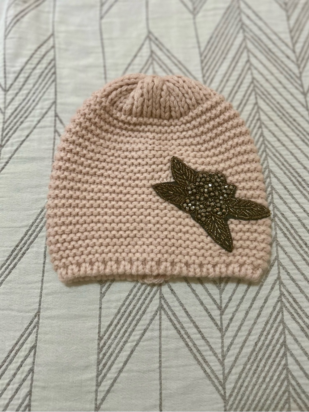 David and Young Blush Pink Sequined Floral Leaf Patch Chunky Knit Beanie Hat OS